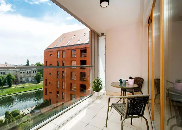 Center - Aura By Apartmore *