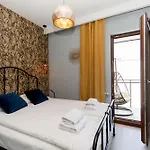Center - Aura By Apartmore *