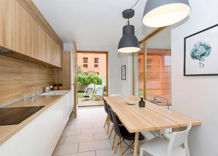 Center - Aura By Apartmore